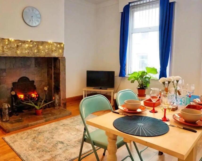 2 Bedroom Victorian Canal Side Terrace House. 海伯敦桥 外观 照片